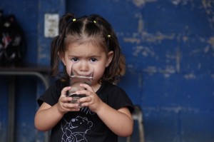 girl drinking water el salvador