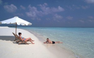 sun-island-resort-couple-at-beach