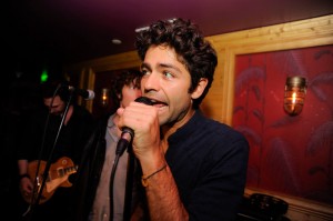 Αν ο Adrian Grenier μου τραγουδούσε, και φωνή "λαϊκής" να είχε, θα με είχε κερδίσει.. (Κ.Μ.)