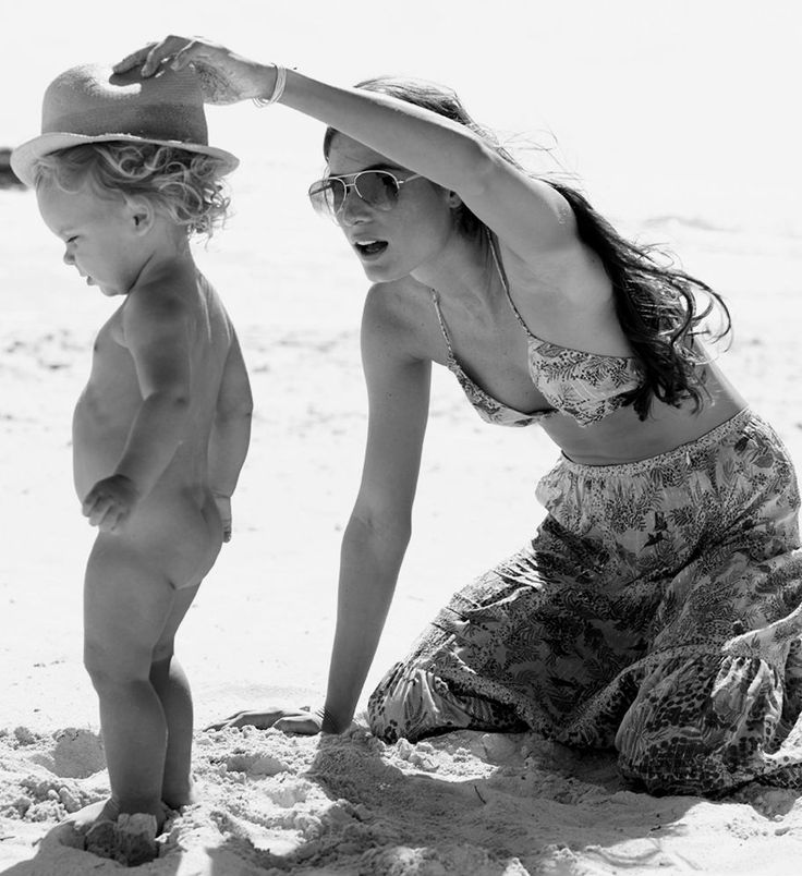 Мамы на нудиском пляже. Детишки топлесс. Топлес с младенцем.