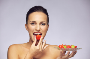 beautiful-woman-eating-fruits