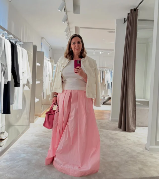 A week full of with energy, moments, and momentum! *”pretty in pink” 😉with my new @always_on_sunday rose skirt at the official @vakko.greece ‘s boutique opening! Amazed by the beautiful clothes and home decoration items… *celebrating 20 years of shopping with @atticaofficial ! @phoebepa & @davlas_pr it was a great night! *Dinner at @zohos_athens / @electrapalaceathens ! A cozy atmosphere and delicious Greek cuisine.A #musttry gastronomic destination! *New summer bag collection by @kooreloo ! New designs and even more colourful 🩵 *Miami shake by @juliettehasagun , with strawberry essences and summer mood created by @communication.lab ! @miltos.kalmantis we missed you ! *New book arrivals by @dioptrabooks, what’s more to ask? (For those who are asking , I discovered the @always_on_sunday brand last weekend at @the_pop_up_project ) #fashion #books #food #menutasting #fyi #fypage #viral #vakko #vakkogreece #dioptra