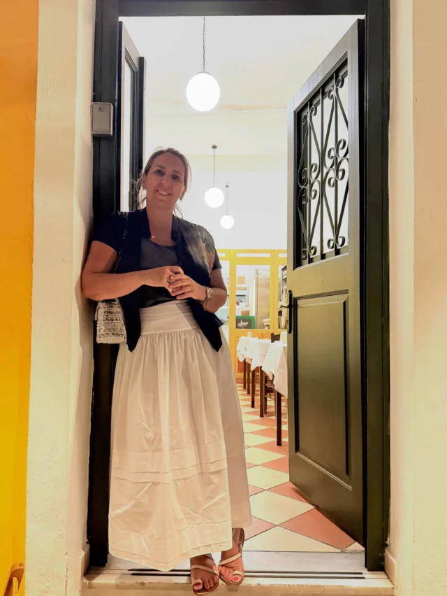 Στην καρδιά των Άνω Πετραλώνων, η @taverna.oikonomou μυρίζει νοσταλγία και γνήσιες μαμαδίστικες γεύσεις. Ένα ιστορικό μαγέρικο που ξεκίνησε το 1930 ως «Ζέφυρος» στο σπίτι του Γιάννη Οικονόμου — σήμερα ξεχωρίζει με γεύσεις όπως κεφτεδάκια, λαχανοντολμάδες,κόκορας κοκκινιστός με χοντρό μακαρόνι, αρνί φούρνου με πατάτες, λαδερά και σπιτικές πίτες, όλα μαγειρεμένα με αγάπη και υλικά αυθεντικότητας. Μην παραλείψετε την πορτοκαλοπιτα με το παγωτό, τέλος! Μια γευστική βόλτα στο κέντρο της Αθήνας, που αξίζει να την κάνετε! 🇬🇷 #taverna #tavernaoikonomou #petralona #athens #greekfood #greekfoodlovers #greekfoodblogger #foodporn #greekcuisine #athensgreece #travelgreece #summeringreece #foodstagram #food